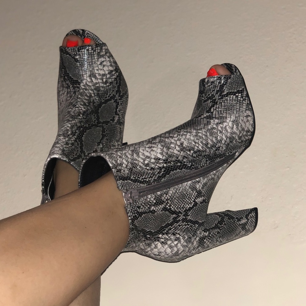Cashmare Snake 7.5 NEW open toe booties